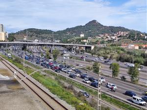 El transport públic assoleix un nou rècord a l'àrea de Barcelona però el vehicle privat es manté com la primera opció. ACN