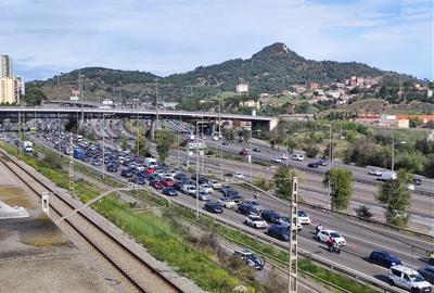 El transport públic assoleix un nou rècord a l'àrea de Barcelona però el vehicle privat es manté com la primera opció. ACN