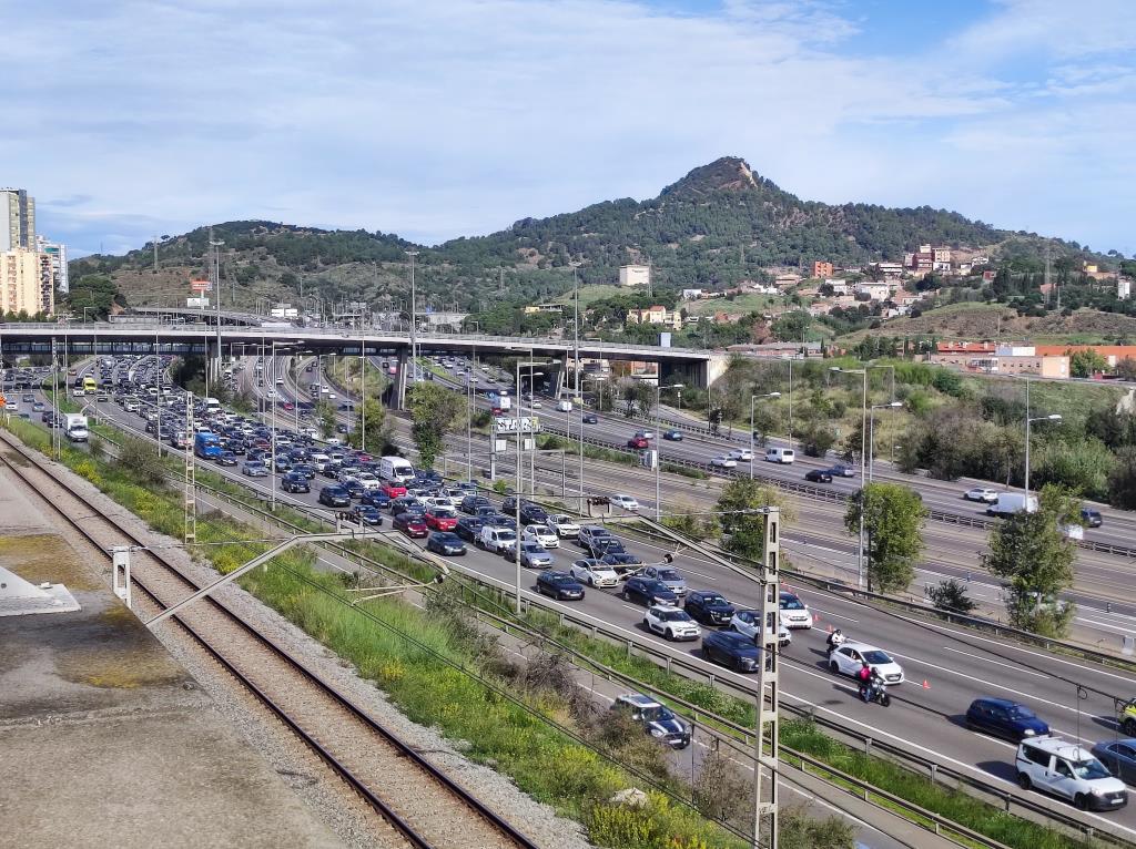 El transport públic assoleix un nou rècord a l'àrea de Barcelona però el vehicle privat es manté com la primera opció. ACN
