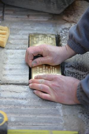 El Vendrell homenatja els vendrellencs deportats als camps de concentració nazis amb les llambordes Stolpersteine