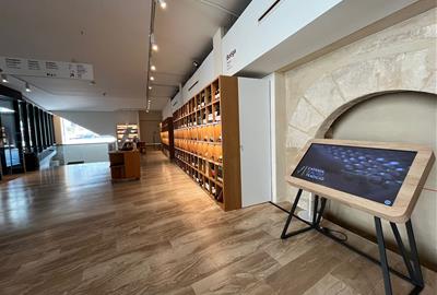 El VINSEUM estrena una taula interactiva per oferir informació turística del Penedès. Consorci de Promoció 