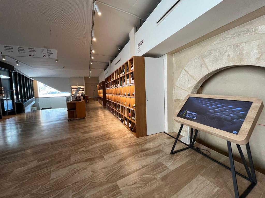 El VINSEUM estrena una taula interactiva per oferir informació turística del Penedès. Consorci de Promoció 