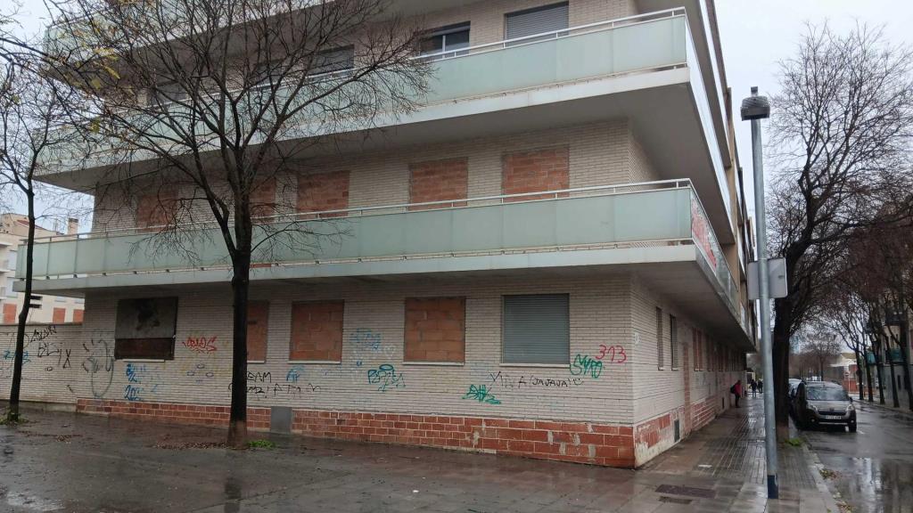 Els 107 habitatges de la promoció inacabada de la rambla Sant Jordi. Eix
