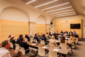 Els alcaldes de les capitals del Penedès exigeixen al Parlament millores urgents en el transport públic per afrontar el creixement