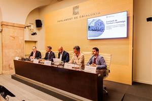 Els alcaldes de les capitals del Penedès exigeixen al Parlament millores urgents en el transport públic per afrontar el creixement
