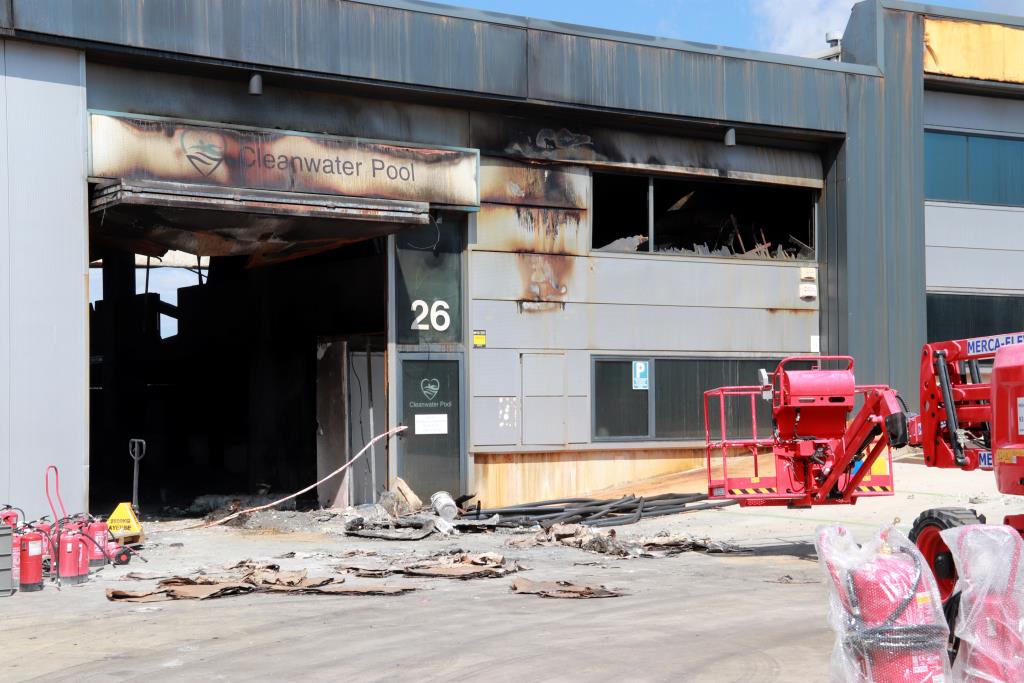 Els Bombers donen per extingit l'incendi a la indústria de Vilanova que va obligar a confinar municipis del Penedès. ACN