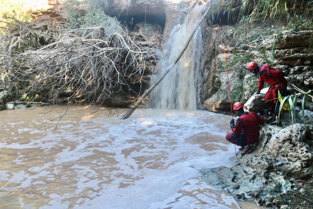 Els Bombers intensifiquen la recerca de la persona arrossegada per una rierada a Mediona fins el riu Anoia. ACN