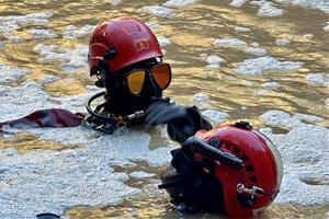 Els Bombers intensifiquen la recerca de la persona arrossegada per una rierada a Mediona fins el riu Anoia