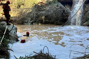 Els Bombers intensifiquen la recerca de la persona arrossegada per una rierada a Mediona fins el riu Anoia