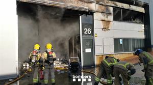 Els Bombers intensifiquen l’extinció de l’incendi químic a Vilanova amb control constant de la qualitat de l’aire. Bombers