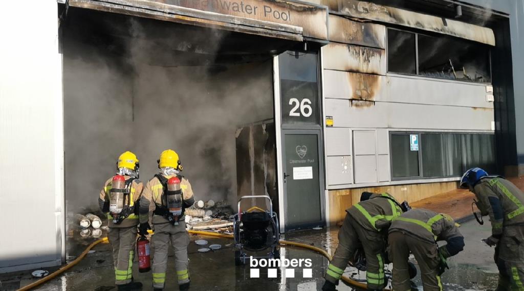 Els Bombers intensifiquen l’extinció de l’incendi químic a Vilanova amb control constant de la qualitat de l’aire. Bombers