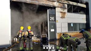 Els Bombers preveuen extingir l'incendi en les pròximes hores . ACN