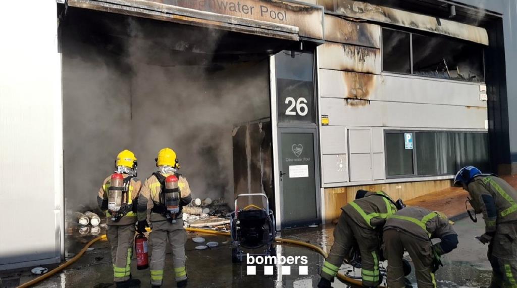 Els Bombers preveuen extingir l'incendi en les pròximes hores . ACN