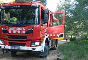 Els bombers treballant en un incendi forestal. Eix