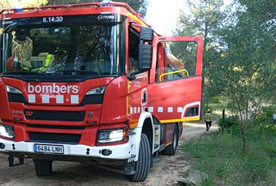 Els bombers treballant en un incendi forestal. Eix