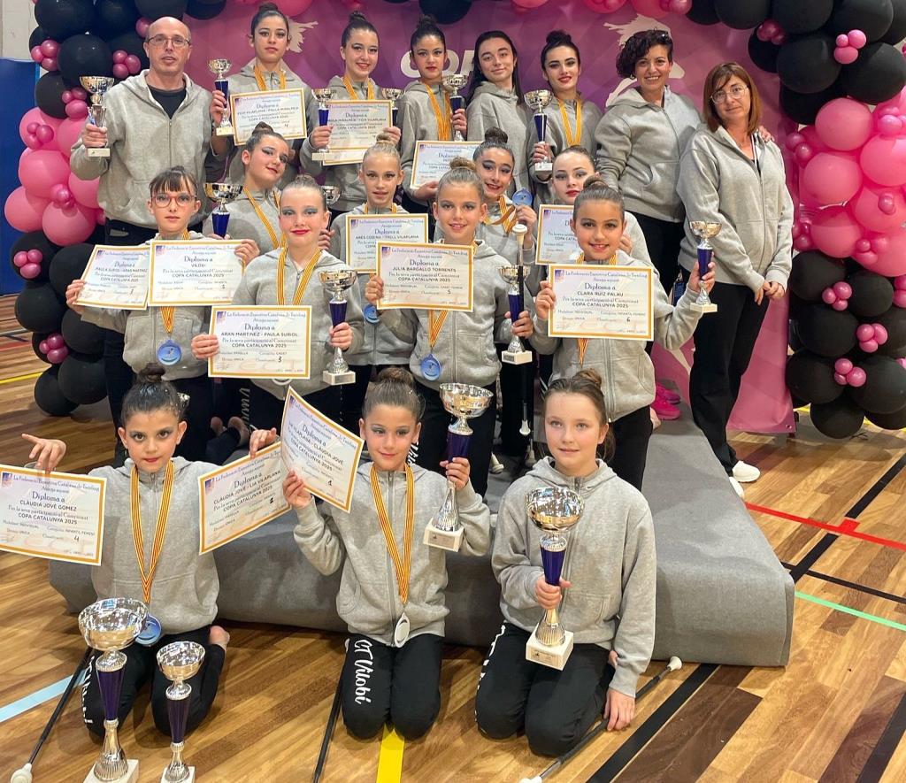 Els components del Club Twirling Vilobí a la Copa Catalana. Eix