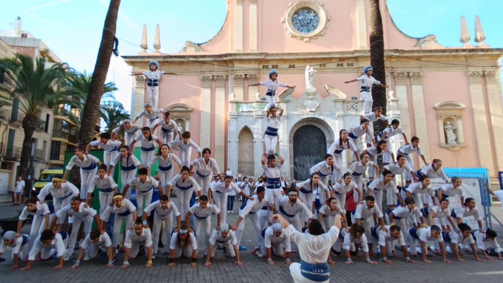 Els Falcons de Vilanova celebren la 9a Trobada de Balls Populars amb colles convidades de Cervera i Premià de Mar. Falcons de Vilanova
