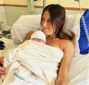 Els hospitals de l'Alt Penedès i Garraf promouen el contacte pell amb pell amb un nou mocador per a nadons