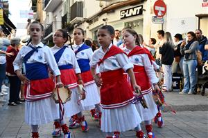 Els infants tornen a omplir de color i festa els carrers de Sitges amb la Matinal de Santa Tecla