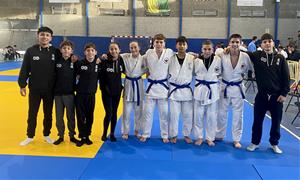 Els judoques del Vilafranca-Vilanova amb les seves medalles al Pavelló de Badia del Vallès. Eix