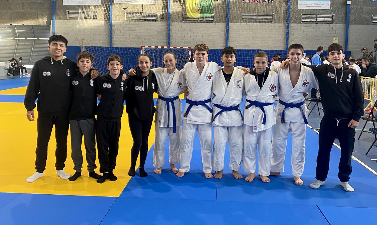 Els judoques del Vilafranca-Vilanova amb les seves medalles al Pavelló de Badia del Vallès. Eix