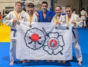 Els judoques del Vilafranca-Vilanova amb les seves medalles al Pavelló de Badia del Vallès