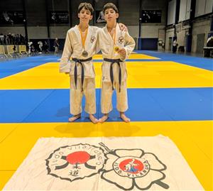 Els judoques del Vilafranca-Vilanova amb les seves medalles al Pavelló de Badia del Vallès