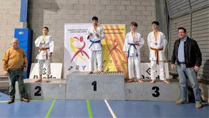 Els judoques del Vilafranca-Vilanova amb les seves medalles al Pavelló de Badia del Vallès