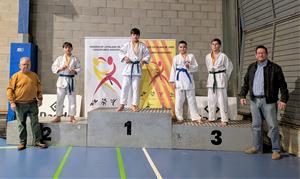 Els judoques del Vilafranca-Vilanova amb les seves medalles al Pavelló de Badia del Vallès