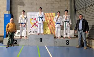 Els judoques del Vilafranca-Vilanova amb les seves medalles al Pavelló de Badia del Vallès