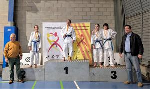 Els judoques del Vilafranca-Vilanova amb les seves medalles al Pavelló de Badia del Vallès