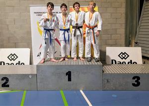 Els judoques del Vilafranca-Vilanova amb les seves medalles al Pavelló de Badia del Vallès