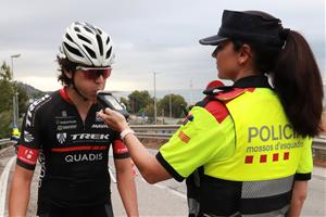 Els Mossos d'Esquadra alerten de l'absència de documentació en nombrosos ciclistes que circulen per carretera. ACN