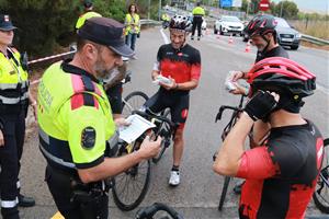 Els Mossos d'Esquadra alerten de l'absència de documentació en nombrosos ciclistes que circulen per carretera