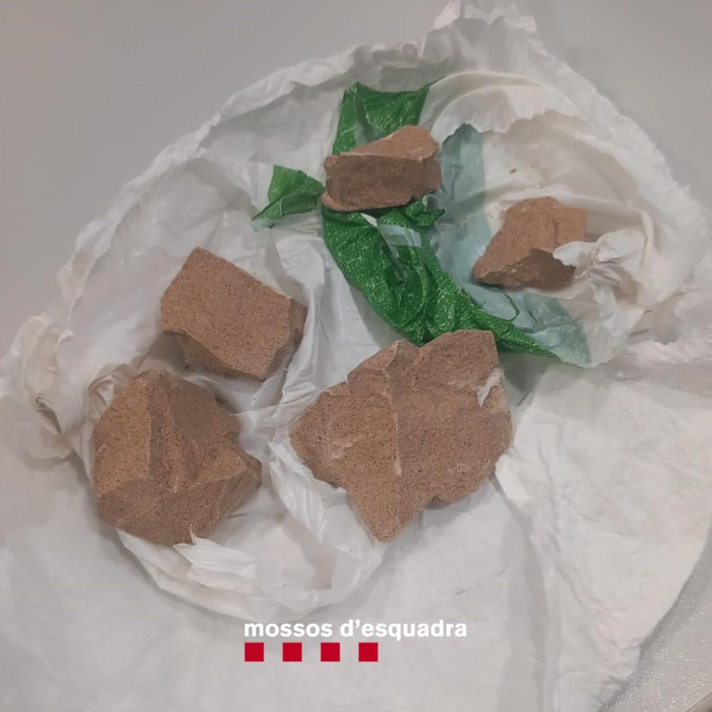 Els Mossos d’Esquadra detenen un home per traficar amb paperines d’heroïna a Vilafranca del Penedès. Mossos d'Esquadra