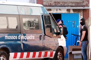 Els Mossos d'Esquadra entren en una nau de Vilanova i la Geltrú en el marc d'un macro operatiu contra el crim organitzat 