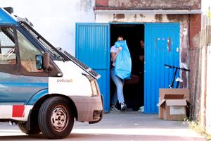 Els Mossos d'Esquadra entren en una nau de Vilanova i la Geltrú en el marc d'un macro operatiu contra el crim organitzat 