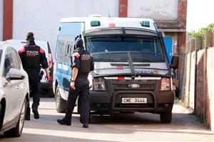 Els Mossos d'Esquadra entren en una nau de Vilanova i la Geltrú en el marc d'un macro operatiu contra el crim organitzat 