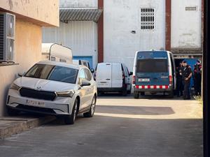 Els Mossos d'Esquadra entren en una nau de Vilanova i la Geltrú en el marc d'un macro operatiu contra el crim organitzat 
