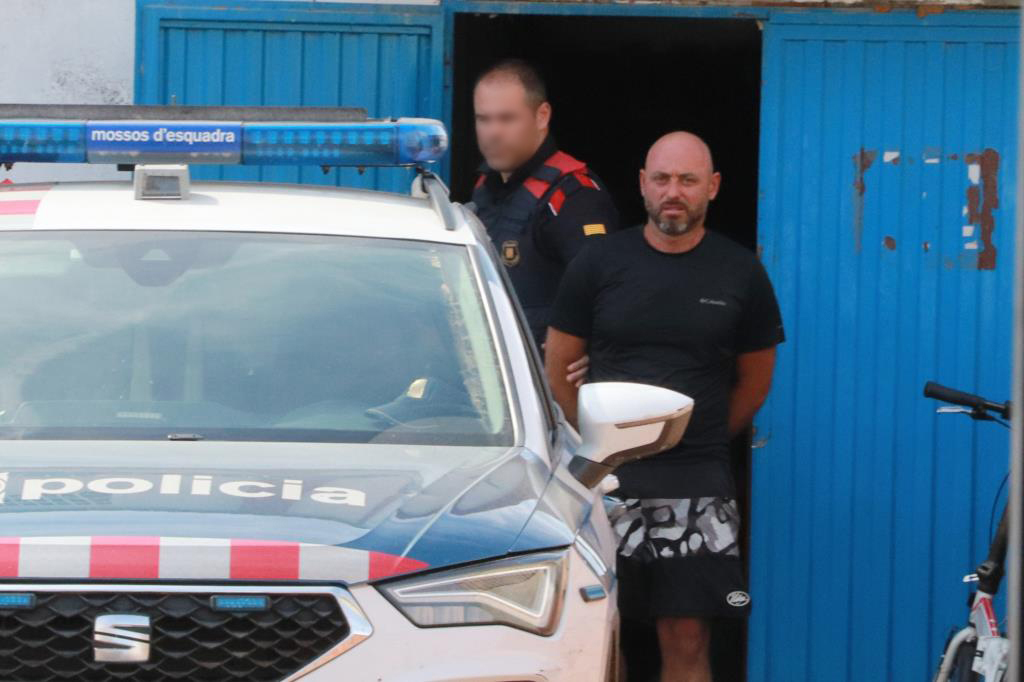 Els Mossos d'Esquadra entren en una nau de Vilanova i la Geltrú en el marc d'un macro operatiu contra el crim organitzat. ACN
