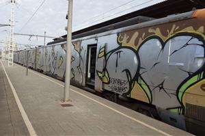 Els Mossos detenen quatre grafiters per 44 delictes de danys en trens i metro . ACN