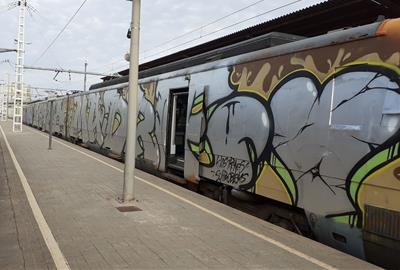 Els Mossos detenen quatre grafiters per 44 delictes de danys en trens i metro . ACN