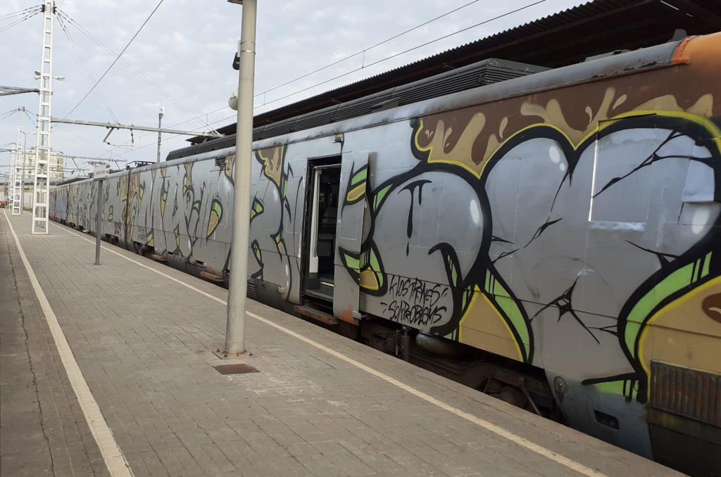 Els Mossos detenen quatre grafiters per 44 delictes de danys en trens i metro . ACN