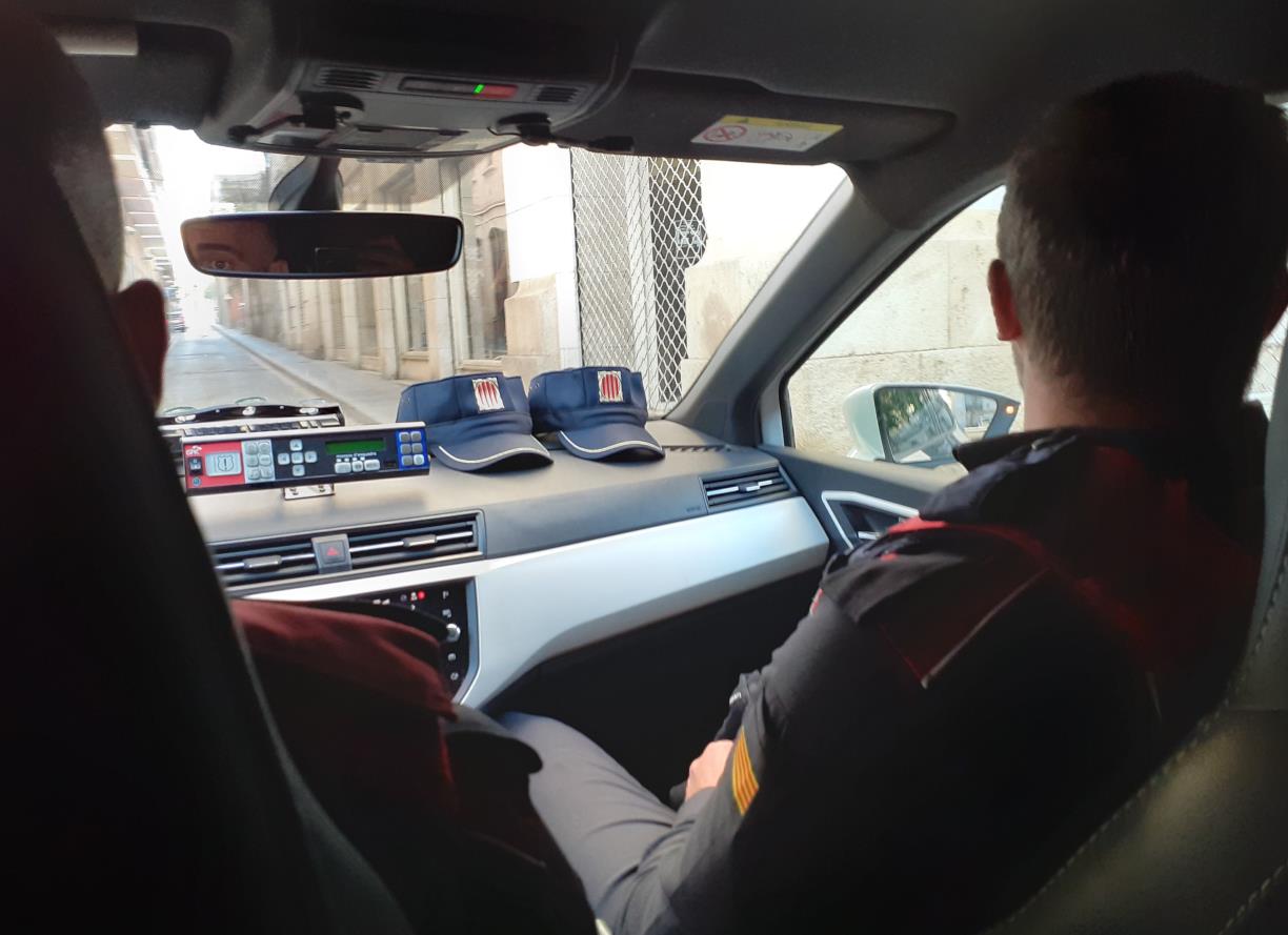 Els Mossos detenen tres homes in fraganti per robatoris amb força al Baix Camp i al Baix Penedès. Mossos d'Esquadra