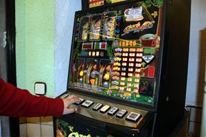Els municipis amb rendes baixes tenen gairebé un 40% més de bars amb màquines escurabutxaques. ACN
