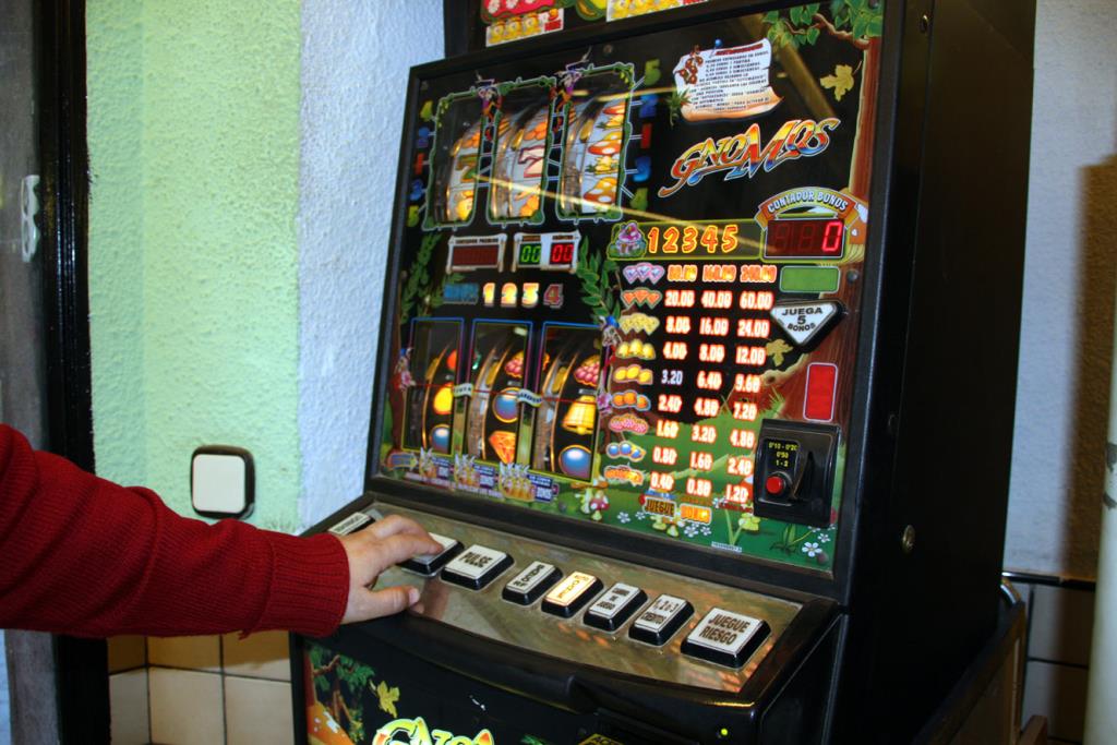Els municipis amb rendes baixes tenen gairebé un 40% més de bars amb màquines escurabutxaques. ACN