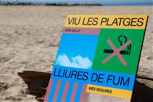 Els municipis costaners de la demarcació de Barcelona prohibeixen fumar a totes les platges. ACN
