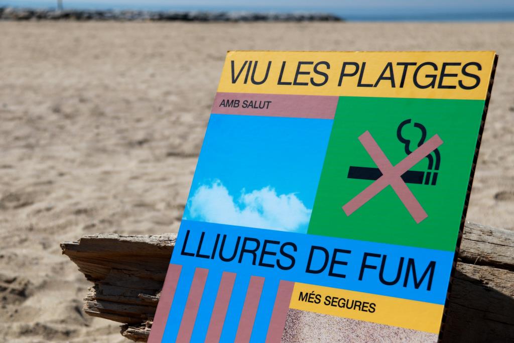 Els municipis costaners de la demarcació de Barcelona prohibeixen fumar a totes les platges. ACN