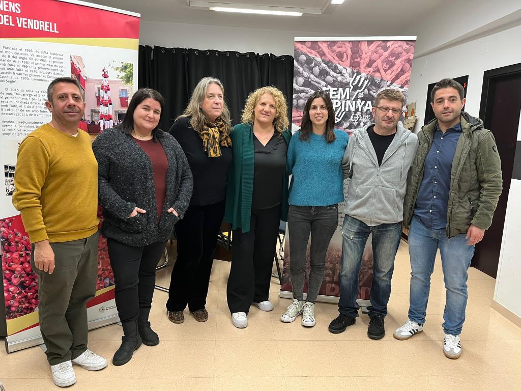 Els Nens del Vendrell atorguen la primera beca del projecte Fem Pinya a l'Associació Trèvol. Nens del Vendrell