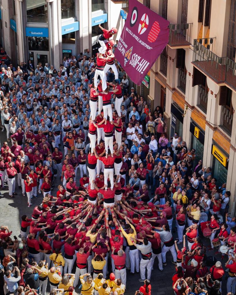 Els Nens del Vendrell brillen a Sitges descarregant el 4 de 8 en la Diada de Sant Jordi. Nens del Vendrell